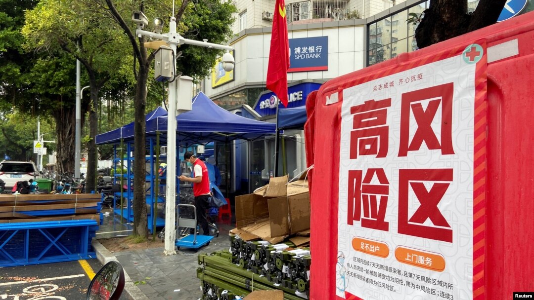 中國廣東深圳街頭豎立的一個新冠“高風險區”的警示牌。 （2022年8月31日）