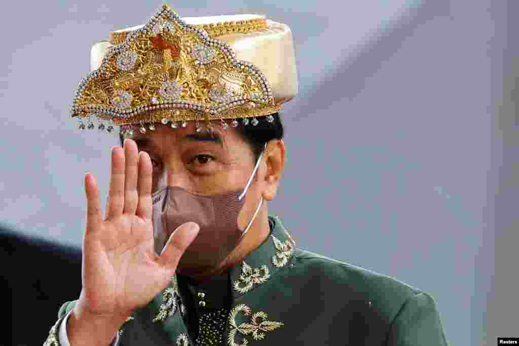 Indonesian President Joko Widodo, wearing traditional attire from Bangka Belitung Islands, waves to journalists as he leaves the parliament building after delivering the annual state of the nation, ahead of the country's Independence Day, in Jakarta, Indonesia.