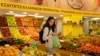 ARCHIVO - La entrenadora personal Antonia Kalantzi, de 38 años, compra en un supermercado en Atenas, el 16 de febrero de 2022.