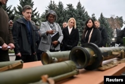 La embajadora de Estados Unidos ante las Naciones Unidas, Linda Thomas-Greenfield, examina municiones y armas explosivas mientras visita el Centro Forense del Ministerio del Interior de Ucrania en Kiev, el 8 de noviembre de 2022.