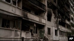 Jengo lililoharibiwa kutokana na mashambulizi ya Russia nchini Ukraine. April 24 2022. PICHA: AP