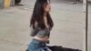 网络疯传的广州跪地女视频截图