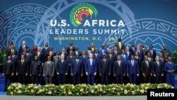 Rais wa Marekani Joe Biden akiwa katika picha ya pamoja na viongozi wa Afrika waliohudhuria Mkutano wa Viongozi wa Marekani na Afrika, mjini Washington, DC, Marekani.