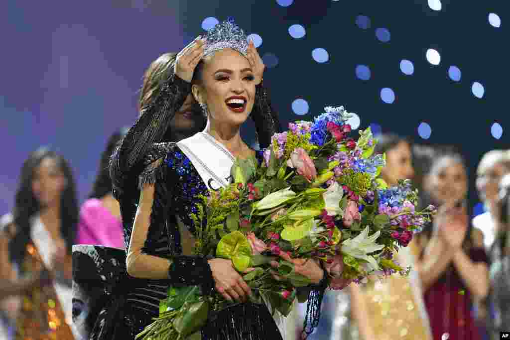 Miss USA R'Bonney Gabriel reacts as she is crowned Miss Universe during the final round of the 71st Miss Universe Beauty Pageant, in New Orleans, Luisiana, Jan. 14, 2023.
