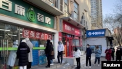 北京市民在藥房外排隊購買藥品。（2022年12月6日）