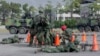 2023年1月6日，台湾总统蔡英文在嘉义的一个军事基地视察时，台湾士兵进行演练。（照片由台湾总统府提供）