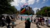 Sejumlah demonstran berkumpul di Gedung Capitol Texas, menentang rancangan undang-undang terkait transgender dalam aksi protes di Austin, pada 20 Mei 2021. (Foto: AP/Eric Gay)