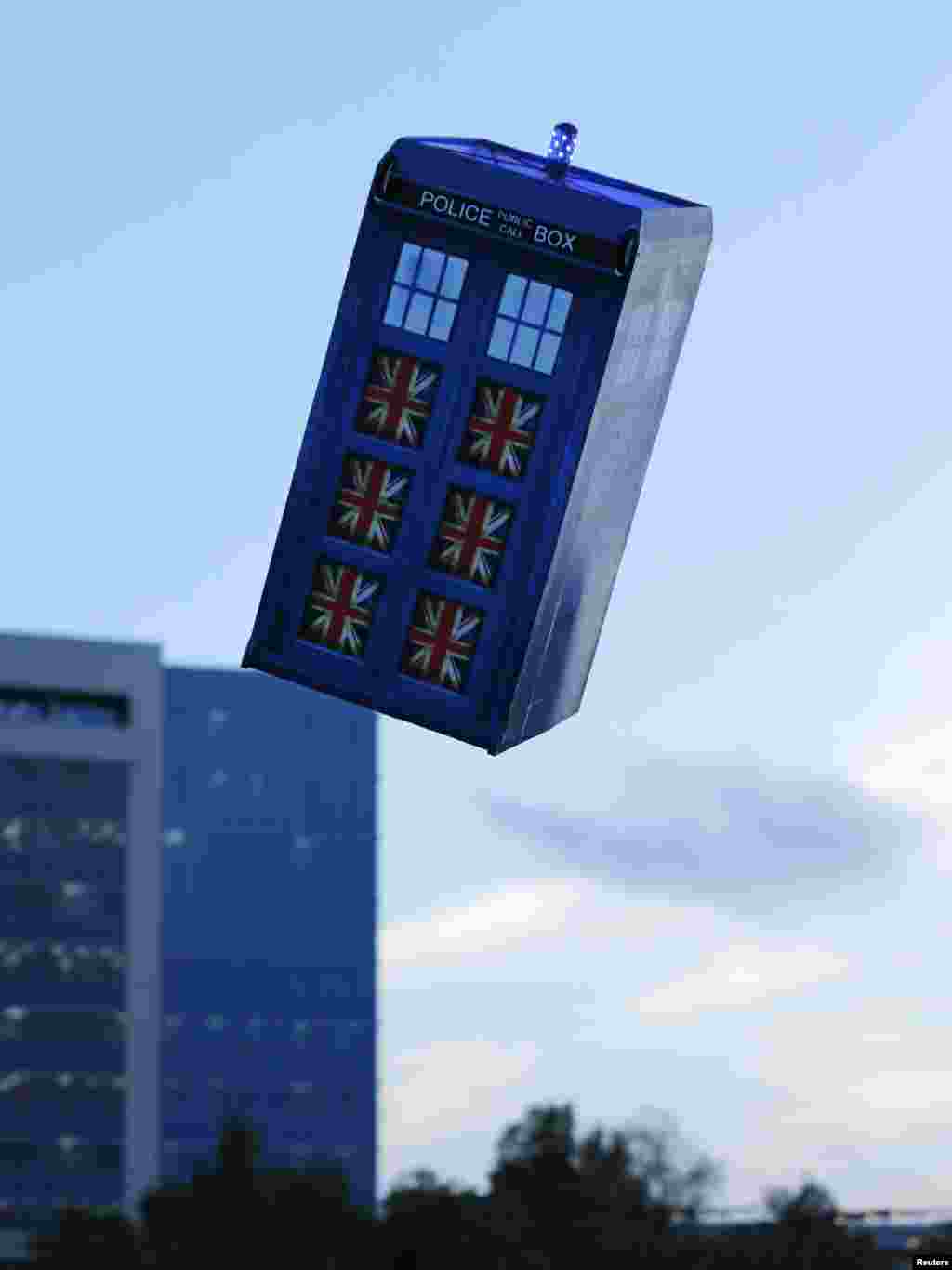 Sebuah pesawat yang digerakkan dengan remote control "Tardis" diuji coba melintasi bangunan di San Diego, California.