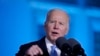 Le président Joe Biden prononce un discours sur l'invasion russe de l'Ukraine, au Château royal, le 26 mars 2022, à Varsovie. 