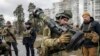 Xubin ka tirsan Ciidanka Difaaca Qaran ee Ukraine oo sita hubka lidka taangiga ee NLAW, duleedka Kyiv, Ukraine