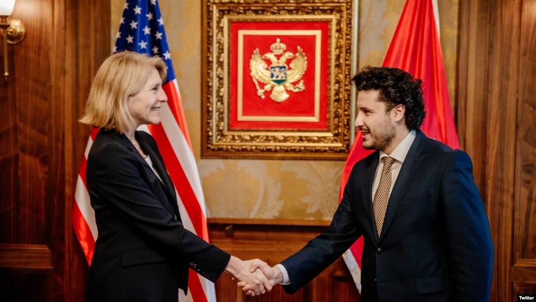 Pomoćnica američkog državnog sekretara Karen Donfrid rukuje se sa novoizabranim crnogorskim premiijerom Dritanom Abazovićem (Foto: Twitter, @DritanAbazovic)