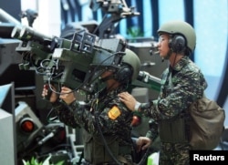 资料照：台湾士兵在展示美制“毒刺”（台湾称“刺针”）肩射型便携式防空导弹。（2005年8月11日）