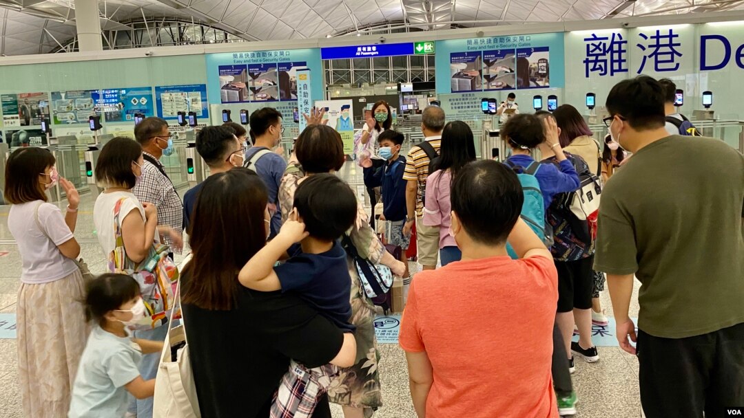 香港民意研究所公佈最新民意調查顯示，接近70%的受訪者認為，《施政報告》提出的各項政策，令有意移民或已經移居海外的香港人回心轉意的效用不大。（美國之音湯惠芸）