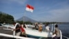 Nelayan Indonesia bersiap berlayar ke laut, dengan latar belakang Gunung Agung, di Bali. (Foto: dok). Lima nelayan tradisional asal Kabupaten Langkat, Sumatera Utara (Sumut), dikabarkan ditangkap oleh polisi maritim Malaysia, Selasa (25/9).