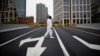 上海为清零政策封城后一条空荡荡的街道。(2022年5月18日)