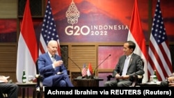 Rais wa Marekani Joe Biden akizingumza na rais wa Indonesia, Joko Widodo. REUTERS Jumatatu Novemba 14, 2022