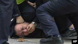 Polisi wakimkamata mwandamanaji katika mji wa Shanghai, China Nov 27, 2022

