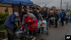 乌克兰南方赫尔松市的居民们在排队装饮用水（2022年11月20日）
