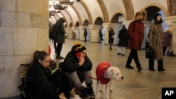Watu wakijificha katika kituo cha treni chini ya ardhi kinachotumika kujikinga na mashambulizi ya mabomu ya Russia huko Kyiv, Ukraine, Dec. 29, 2022. (AP Photo/Efrem Lukatsky)