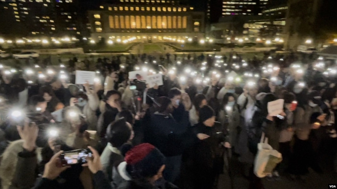 2022年11月28日，中國留學生在紐約哥倫比亞大學校園舉行了可能是八九六四以來聲勢最大的集會。 （美國之音方冰拍攝）