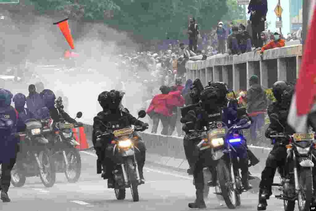 Police disperse protesters during a rally in Jakarta, Indonesia, April 11, 2022.&nbsp;Thousands of students marched in cities across the country to protest against rumors that the government is considering postponing the 2024 presidential election to allow President Joko Widodo to remain in office beyond the two-term legal limit, calling it a threat to the country&#39;s democracy.&nbsp;
