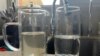 Comparación entre agua obtenida del grifo y agua filtrada apta para consumo en Caracas, Venezuela, el martes, 18 de octubre de 2022.