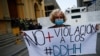 ARCHIVO - Una manifestante sostiene un cartel en una protesta de maestros, trabajadores de la salud, jubilados y empleados públicos contra el gobierno del presidente de Venezuela, Nicolás Maduro, en Caracas, Venezuela, el 23 de agosto de 2022. REUTERS/Leonardo Fernández Viloria
