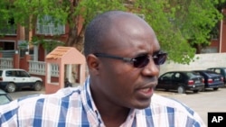  Rafael Marques falando a jornalistas depois de ter apresentado a quaixa-crime contra os generais angolanos, em Luanda (14 Nov 2011)
