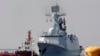 Kapal perang China "Wuhu" tipe 054A yang dilengkapi dengan peluru kendali bersiap untuk bersandar di Pelabuhan selatan Manila, Filipina, pada 17 Januari 2019. (Foto: AP/Bullit Marquez)