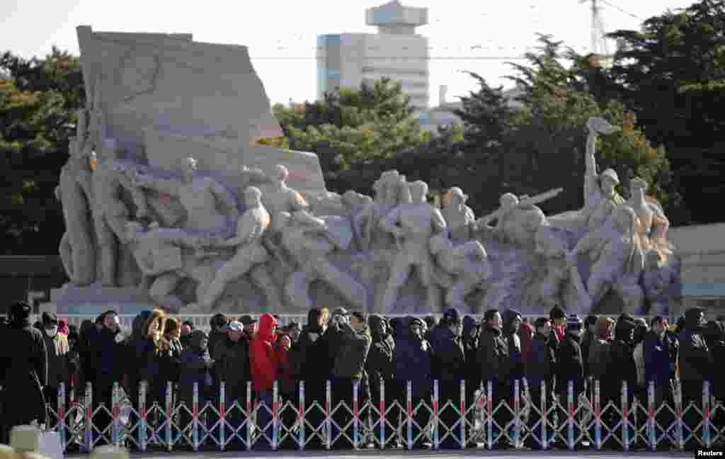 People stand in line to enter the Mausoleum of Mao Zedong in Beijing, Dec. 26, 2013.