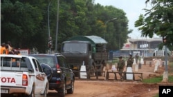 Des soldats français contrôlent l'accès à l'aéroport de Bangui, le 29 août 2013