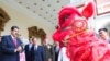 El presidente en disputa de Venezuela, Nicolás Maduro (izda.), y el embajador de China en Venezuela, Li Baorong (centro), observan una actuación durante la celebración por los 45 años de relaciones entre ambos países, en junio de 2019.