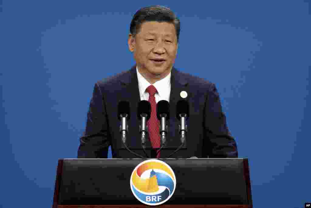 中国主席习近平在北京的 “一带一路”国际合作高峰论坛开幕式上 发表主旨演讲 (2017年5月14日)。他宣布将向这个范围巨大的铁路和海陆连接项目新增资金1000亿元人民币。习近平说:“2000多年前,我们的先辈筚路蓝缕,穿越草原沙漠,开辟出联通亚欧非的陆上丝绸之路”。“古丝绸之路绵亘万里,延续千年,积淀了以和平合作、开放包容、互学互鉴、互利共赢为核心的丝路精神。古丝绸之路打开了各国友好交往的新窗口,书写了人类发展进步的新篇章。”