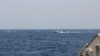 美国海军公布的照片显示，两艘伊朗伊斯兰革命卫队海军快艇以不安全和不专业的方式靠近通过霍尔木兹海峡的美国海军舰艇。(2021年5月10日)