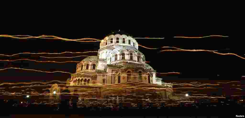 Warga setempat berjalan dengan menyalakan lilin di gereja Katedral "Alexander Nevski" dalam perayaan Paskah umat Kristen Orthodox di kota Sofia, Bulgaria (5/5).