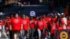Miembros del Sindicato Unido de Trabajadores Automotrices caminan en el desfile del Día del Trabajo, en Detroit, Michigan, el 2 de septiembre, 2019.