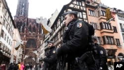 Des policiers français patrouillent près de la cathédrale Notre-Dame de Strasbourg après la fusillade dans la ville, dans l'est de la France, le mercredi 12 décembre 2018. (AP Photo / Jean François Badias) 