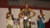 Tércia Camilo, ao centro, com vestido dourado.