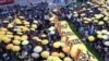 <font><font>港人重返政總紀念雨傘運動一周年（美國之音海彥拍攝） </font></font>