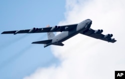 美国空军一架B-52战略轰炸机在2016年6月16日立陶宛首都维尔纽斯以北60公里（38英里）处的军事演习中飞越帕布拉德。