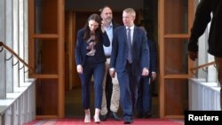 អ្នកស្រី Jacinda Ardern ដែលបានលាឈប់ពីតំណែងជានាយករដ្ឋមន្រ្តីនូវែលសេឡង់ដើរជាមួយលោក Chris Hipkins នៅសភាក្នុងទីក្រុងវែលីងតោន ប្រទេសនូវែលសេឡង់នៅថ្ងៃទី២២ ខែមករា ឆ្នាំ២០២៣ មុនពេលការបោះឆ្នោតដើម្បីបញ្ជាក់លោក Hipkins ជាមេដឹកនាំជំនួសអ្នកស្រី Ardern។