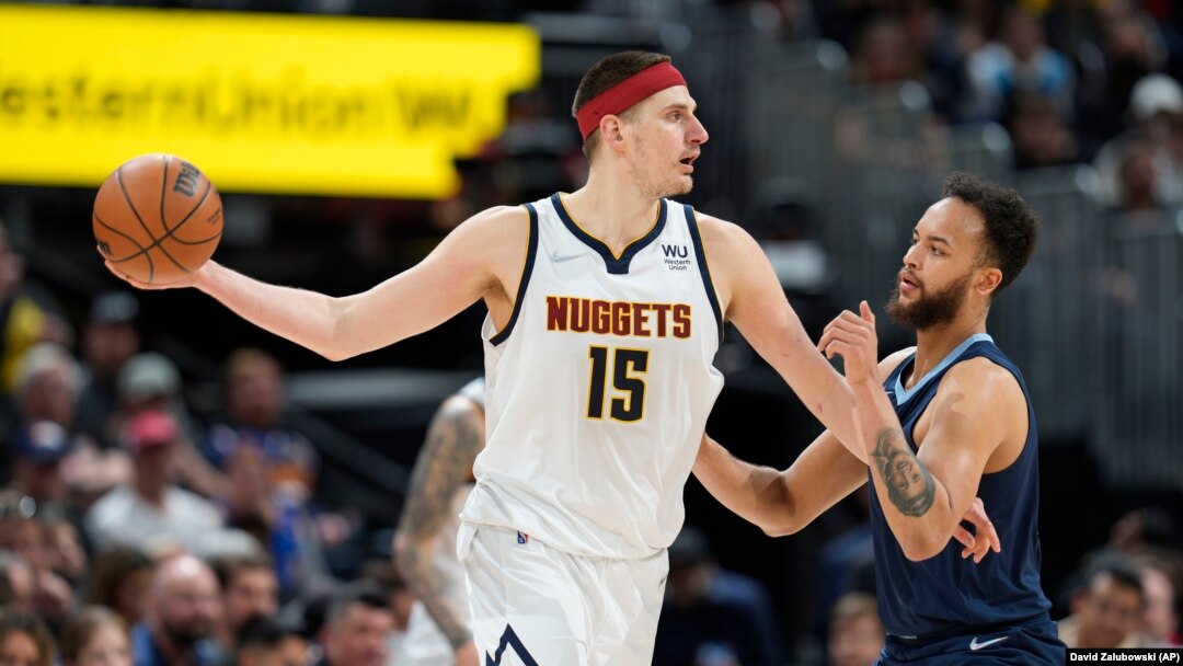 Nikola Jokić u duelu sa Kajlom Andersonom iz Memfisa, u Denveru, 7. aprila 2022. (Foto: AP/David Zalubowski)