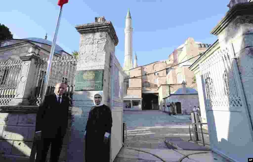 رجب طیب اردوغان، رییس جمهور ترکیه و همسرش امینه هنگام ورود به ایاصوفیه 