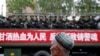 反恐誓师大会期间驶过乌鲁木齐街头的一辆满载武警士兵的卡车。（2014年5月23日）