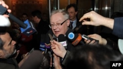 El vicecanciller Sergei Ryabkov dijo que Snowden debe resolver su situación por si mismo.