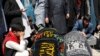 亲属为2021年5月8日喀布尔女校外爆炸事件遇害者默哀（路透社2021年5月9日） 