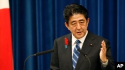日本首相安倍晋三在东京首相官邸举行记者会宣布上调消费税。（2013年10月1日）