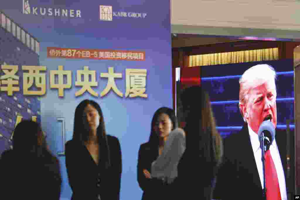 在妮可·库什纳(Nicole Kushner Meyer)的公司在上海举办的的一场投资移民项目(EB-5)推介会上,中国工作人员等待投资者(2017年5月7日)。 白宫高级顾问贾里德·库什纳的妹妹妮可·库什纳因此在美国国内受到批评,她表示不参加本周末在中国召开的投资者会议。