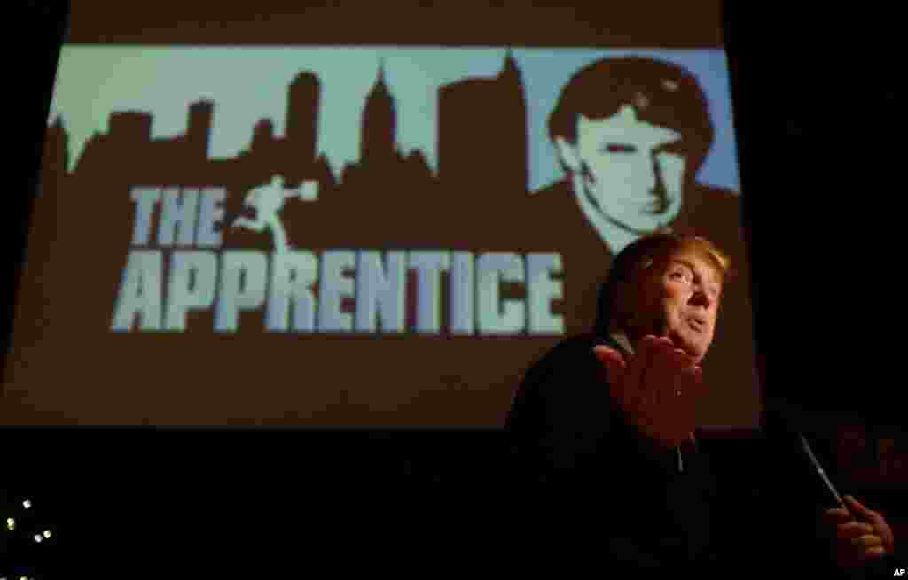 2004年7月9日，美国电视节目《名人学徒》（The Celebrity Apprentice）主持人唐纳德&middot;川普在好莱坞环球制片厂接受采访