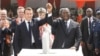 Le président ivoirien Alassane Ouattara et son homologue français Emmanuel Macron participent à une cérémonie de pose de la première brique du futur marché de Bouaké, le 22 décembre 2019, à Bouaké, en Côte d'Ivoire.